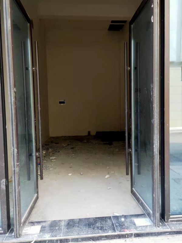 人流量大，樓層高，交通便利。