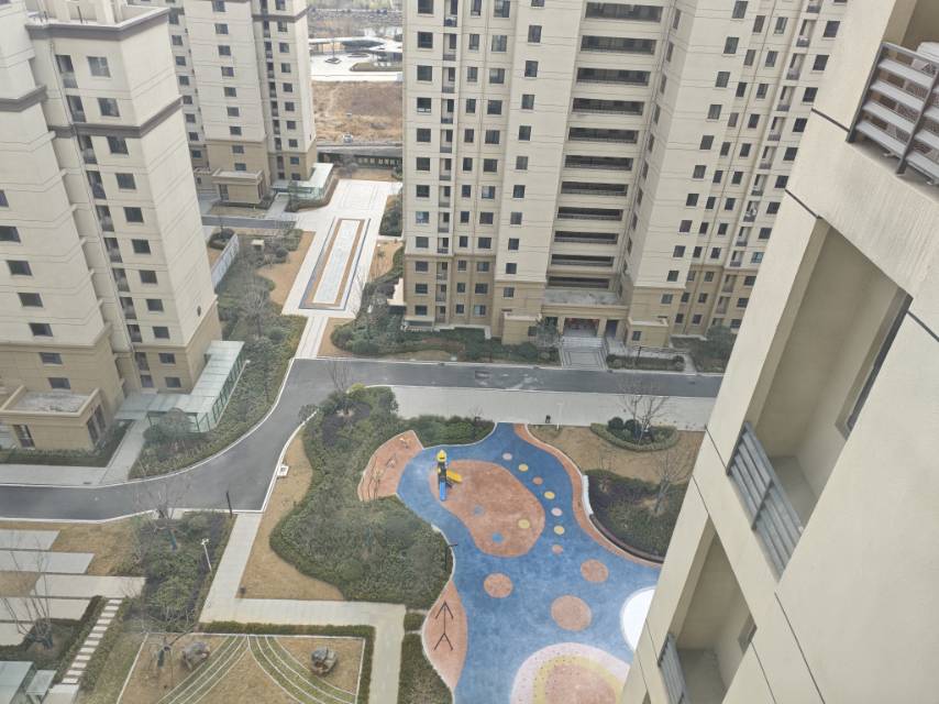 精裝修3室2廳2衛(wèi)142m2120萬元（含車位、儲(chǔ)藏室）