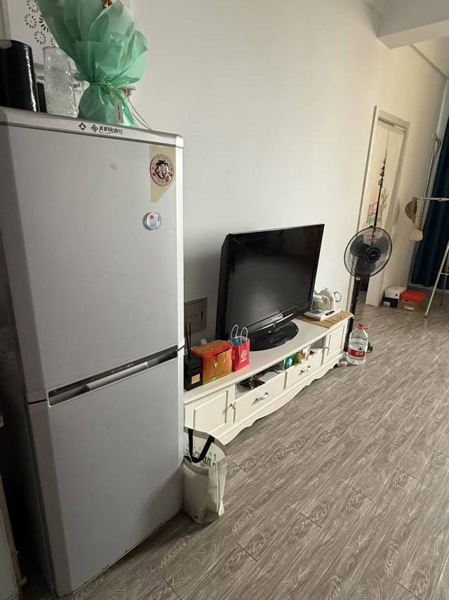 普通裝修1室1廳1衛(wèi)70m21200元/月